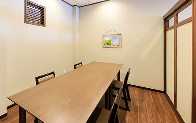 画像：半個室の食事処で椅子とテーブルが置いてある
